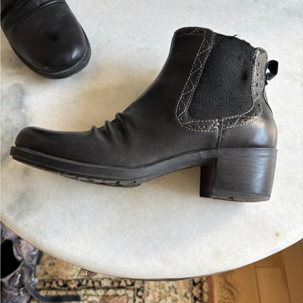Earth black chelsea boots sz 9.5